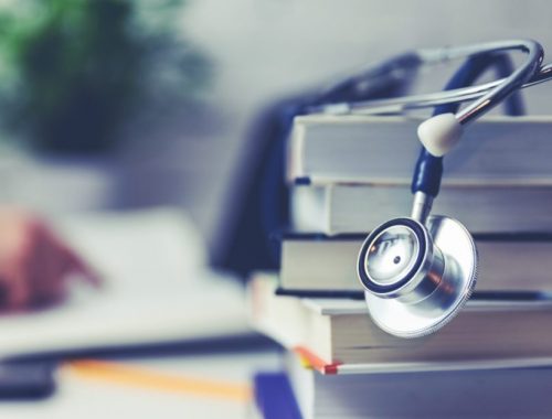Estetoscopio y libros. Mejores carreras de salud en México