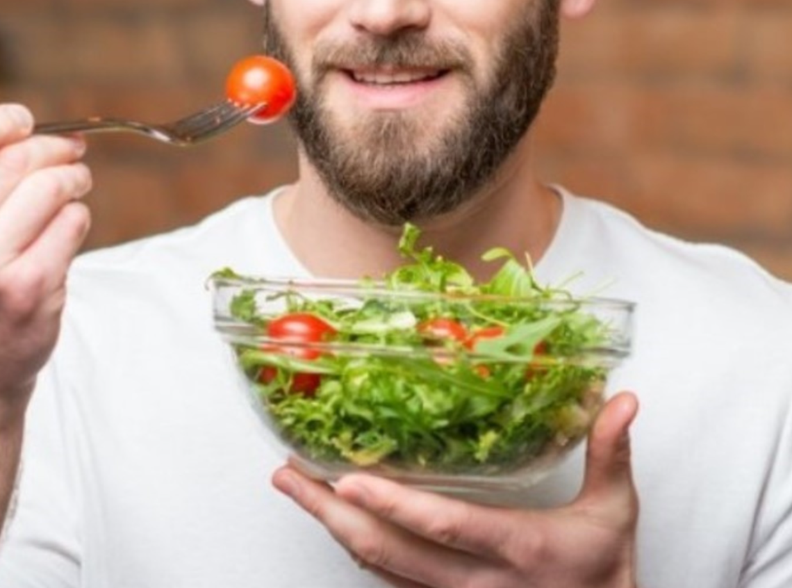 hombre comiendo ensalada