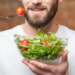 hombre comiendo ensalada