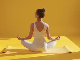 mujer haciendo yoga