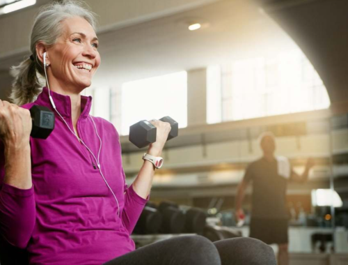 mujer mayor haciendo ejercicio