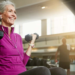 mujer mayor haciendo ejercicio
