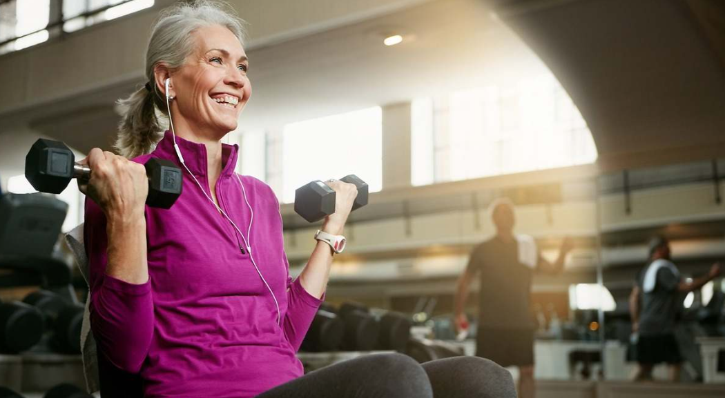 mujer mayor haciendo ejercicio