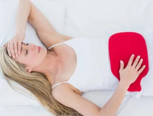 mujer con estrés en su ciclo menstrual