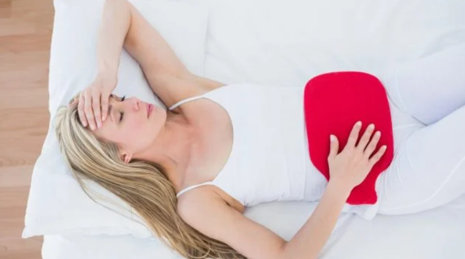 mujer con estrés en su ciclo menstrual