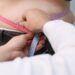 doctor midiendo abdomen de paciente mujer