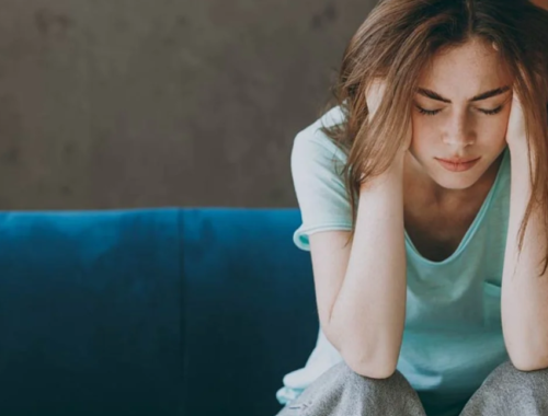 mujer con fatiga por sintomas hormonales