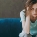 mujer con fatiga por sintomas hormonales