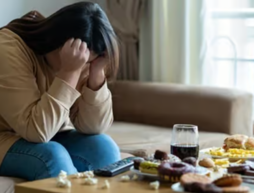 chica con hambre constante y cansancio