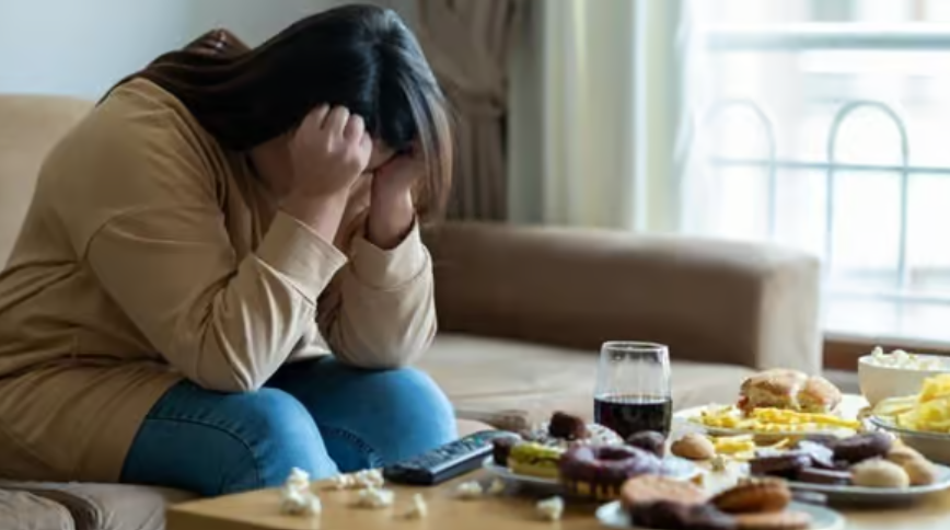 chica con hambre constante y cansancio