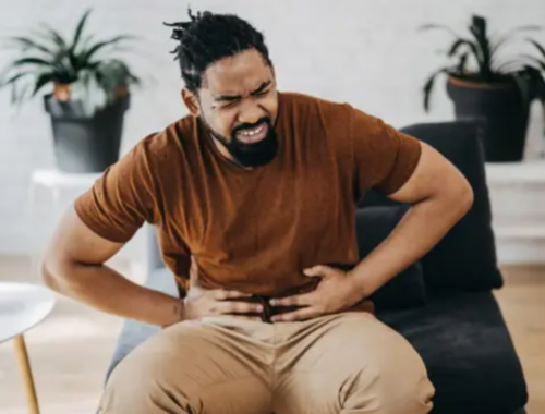 hombre con dolor abdominal