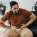 hombre con dolor abdominal