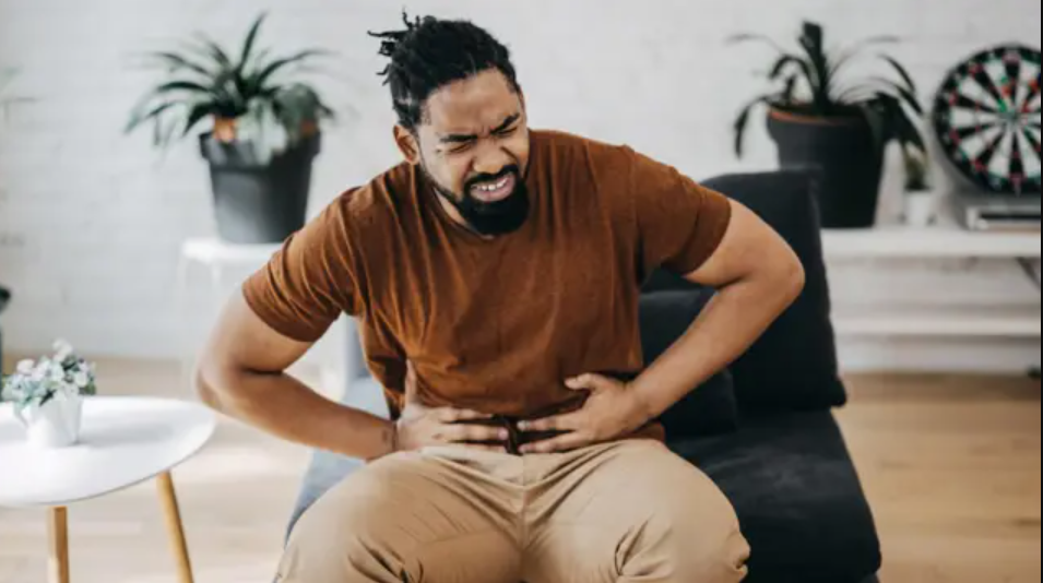 hombre con dolor abdominal
